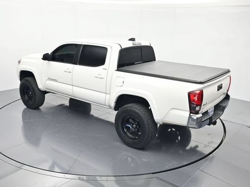 Used 2021 Toyota Tacoma SR5 AWD/4WD image 35