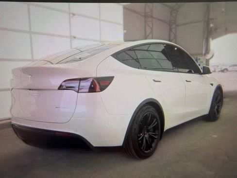 Used 2021 Tesla Model Y Long Range AWD/4WD image 2