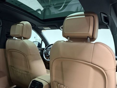 Certified 2022 Porsche Macan AWD/4WD image 28