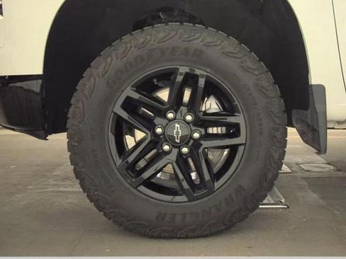 Used 2025 Chevrolet Silverado 1500 Custom Trail Boss AWD/4WD image 9
