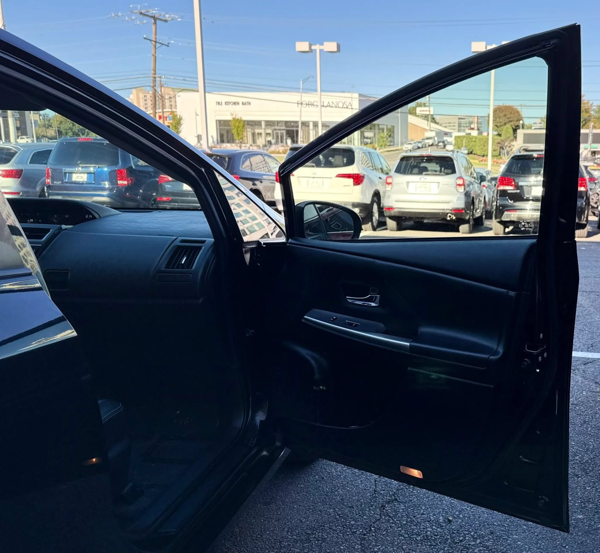 Used 2017 Toyota Prius V Four w/ Carpet Mat Package FWD image 29