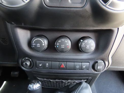 Used 2015 Jeep Wrangler Rubicon w/ Power Convenience Group image 17