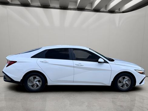 Used 2025 Hyundai Elantra SE FWD image 6