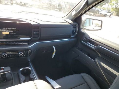 New 2026 GMC Sierra 1500 SLT image 17