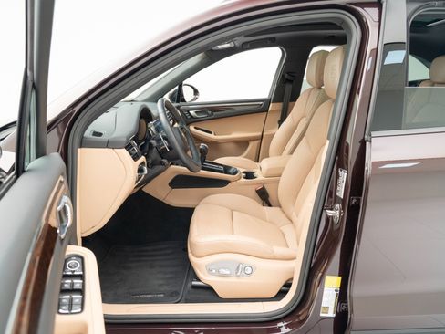 Certified 2025 Porsche Macan image 17