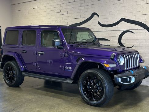 Used 2023 Jeep Wrangler Unlimited Sahara w/ Cold Weather Group AWD/4WD image 3