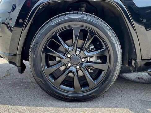 Used 2017 Jeep Grand Cherokee Altitude AWD/4WD image 8