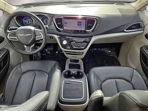 Used 2024 Chrysler Pacifica Touring-L FWD image 17