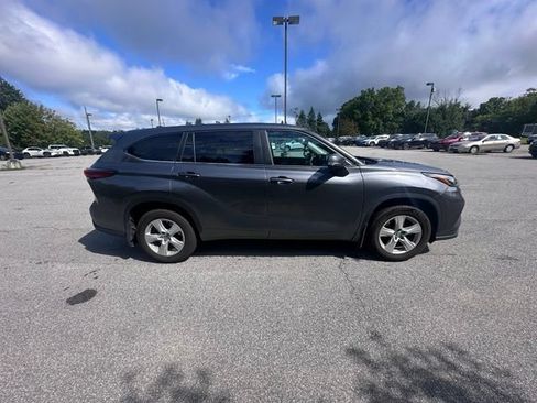 Used 2023 Toyota Highlander LE AWD/4WD image 2
