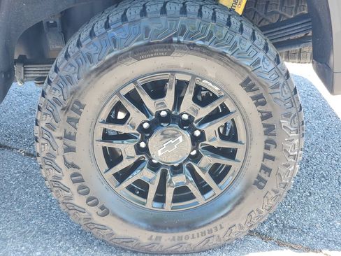 Used 2025 Chevrolet Silverado 2500 ZR2 w/ Technology Package AWD/4WD image 6