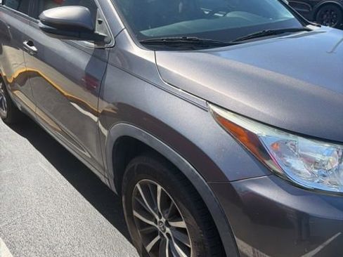 Used 2018 Toyota Highlander XLE FWD image 2