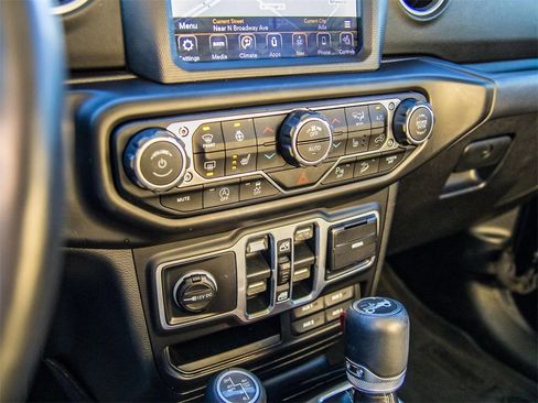 Used 2018 Jeep Wrangler Unlimited Sahara image 34