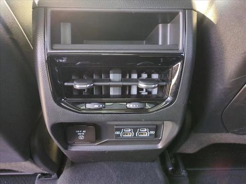 Used 2025 Jeep Grand Cherokee Altitude RWD image 16