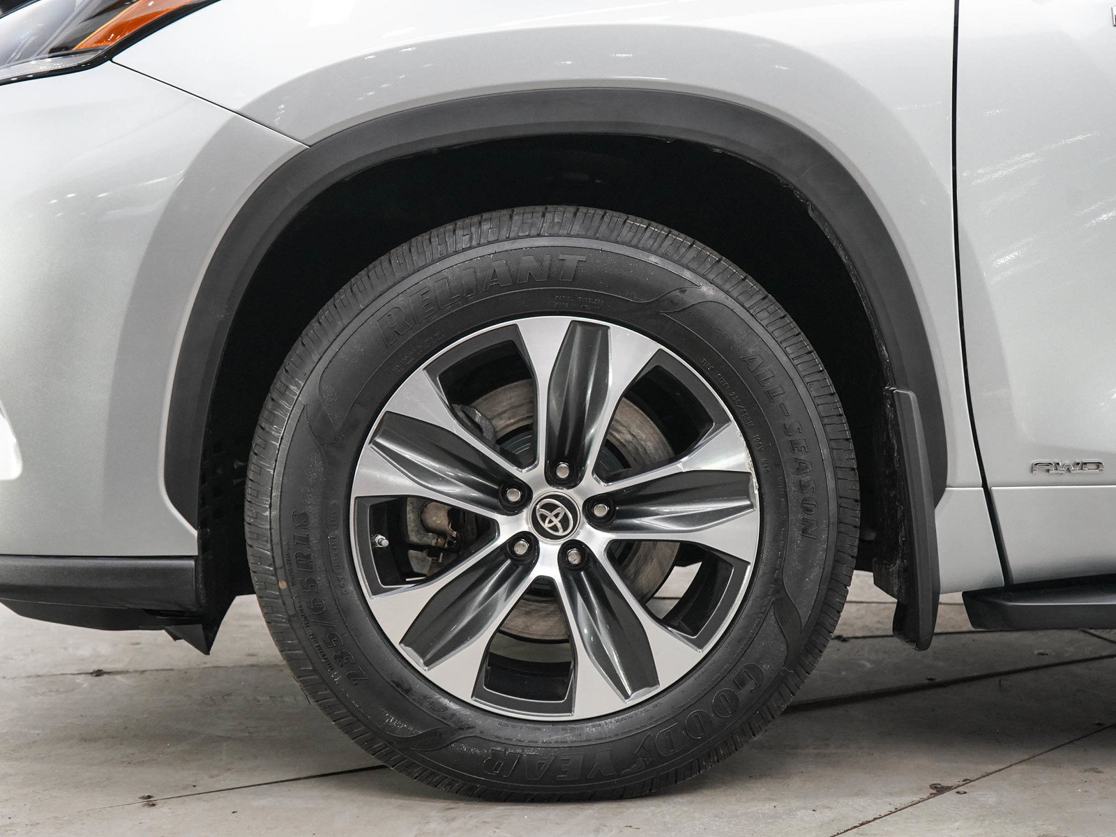 Used 2021 Toyota Highlander XLE AWD/4WD image 31