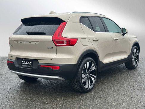 Used 2025 Volvo XC40 B5 Ultra w/ Climate Package image 3