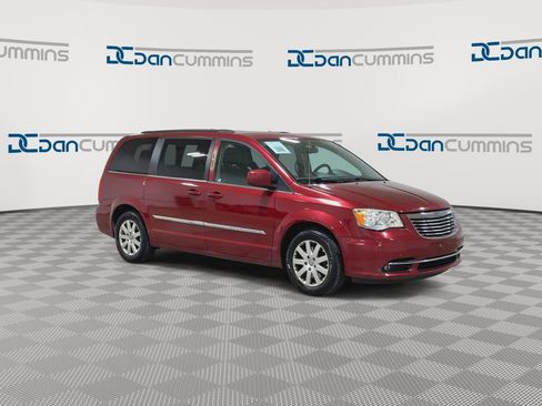 Used 2015 Chrysler Town & Country Touring image 2