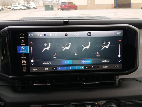 Used 2025 Jeep Wrangler Sahara image 39