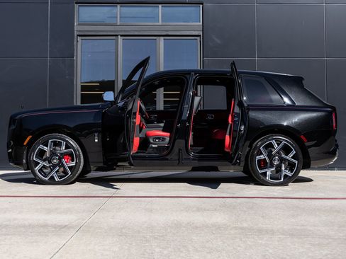 New 2026 Rolls-Royce Cullinan Black Badge image 11