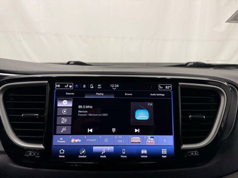 Used 2024 Chrysler Pacifica Touring-L image 34