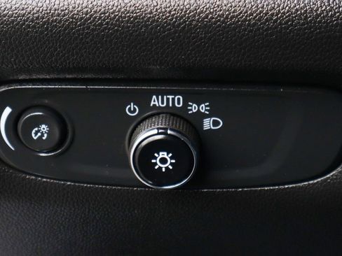 Used 2023 Chevrolet Traverse LT image 19