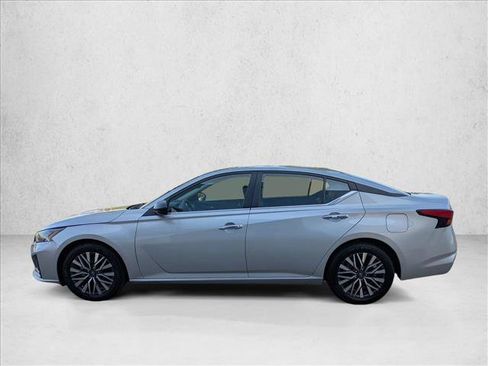 Used 2024 Nissan Altima 2.5 SV FWD image 9