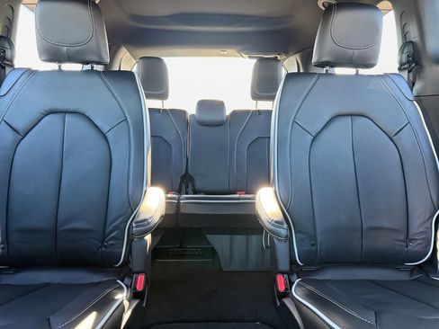 New 2026 Chrysler Pacifica Limited image 16