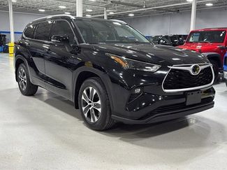Used 2022 Toyota Highlander XLE video 2