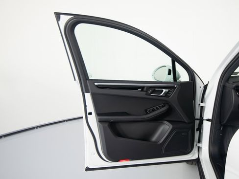 New 2026 Porsche Macan image 17