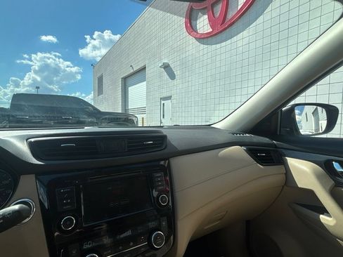 Used 2018 Nissan Rogue SV FWD image 16