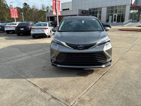 New 2026 Toyota Sienna XLE image 10