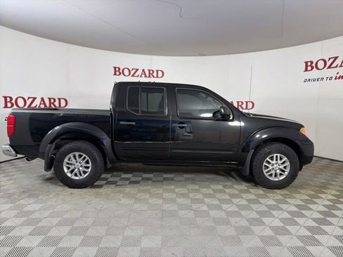 Used 2016 Nissan Frontier SV w/ SV Value Truck Package AWD/4WD image 9