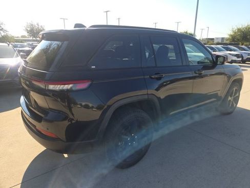 Used 2023 Jeep Grand Cherokee Altitude RWD image 3