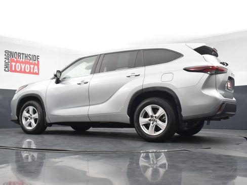 Used 2024 Toyota Highlander LE AWD/4WD image 28