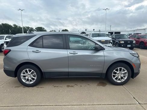 Used 2024 Chevrolet Equinox LS w/ LS Convenience Package FWD image 2