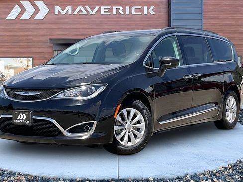 Used 2017 Chrysler Pacifica Touring-L FWD image 3