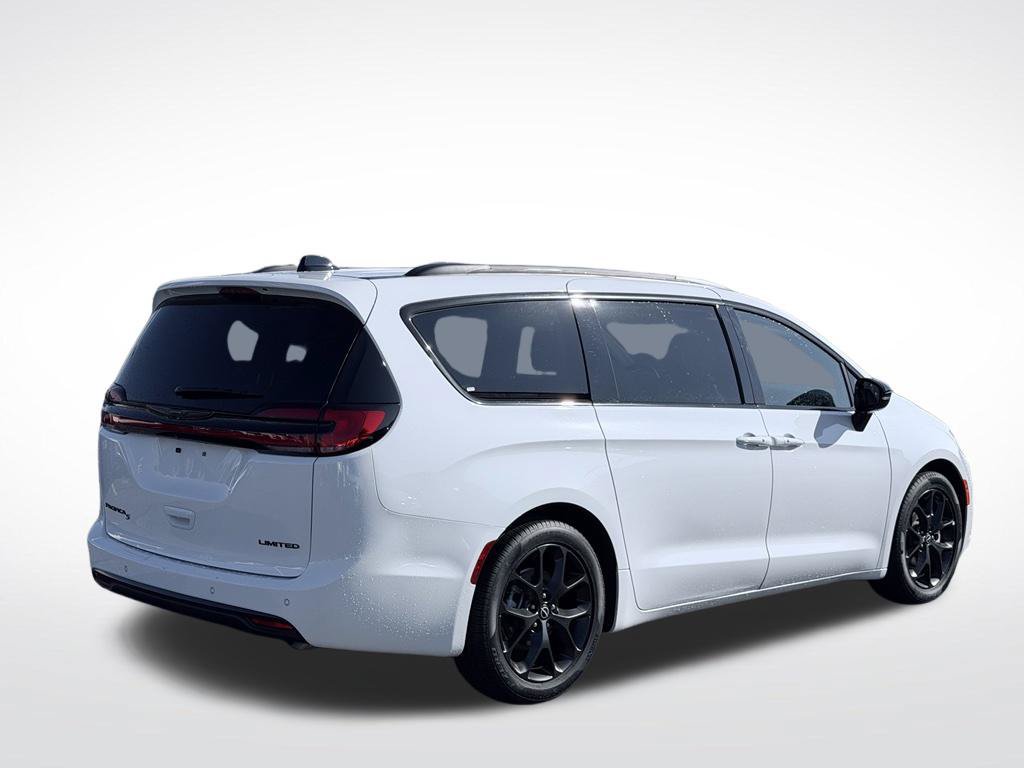 Certified 2025 Chrysler Pacifica Limited FWD image 6