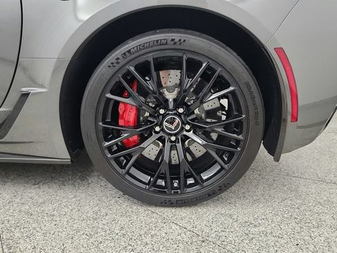 Used 2015 Chevrolet Corvette Z06 w/ 3LZ Preferred Equipment Group RWD image 16