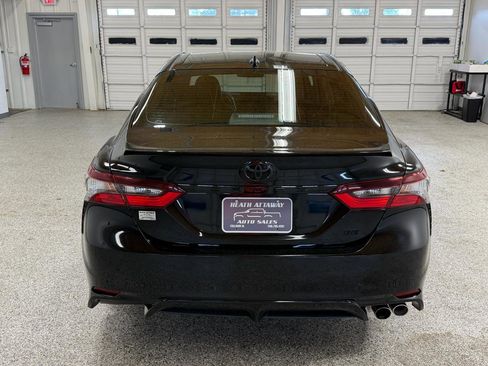 Used 2021 Toyota Camry SE image 3