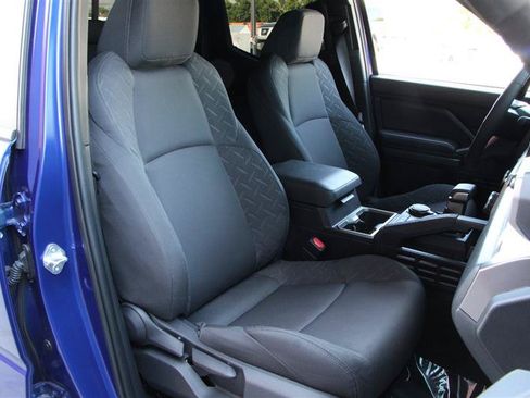 Used 2025 Toyota Tacoma SR5 AWD/4WD image 12