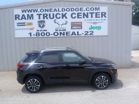 Used 2024 Chevrolet TrailBlazer LT w/ LT Cold Weather Package FWD image 2