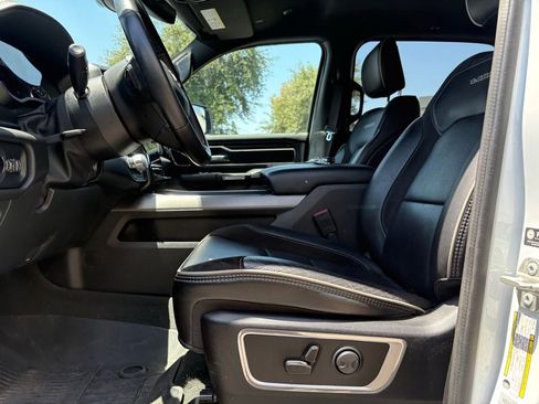 Used 2024 RAM 1500 Laramie AWD/4WD image 9