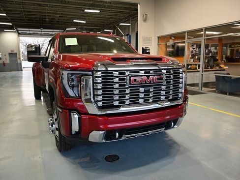 Used 2024 GMC Sierra 3500 Denali image 3