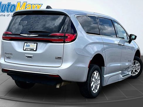 Used 2024 Chrysler Pacifica Touring-L FWD image 6