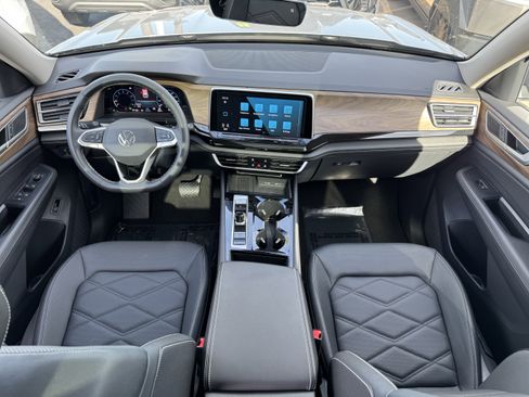 Used 2025 Volkswagen Atlas SE image 32