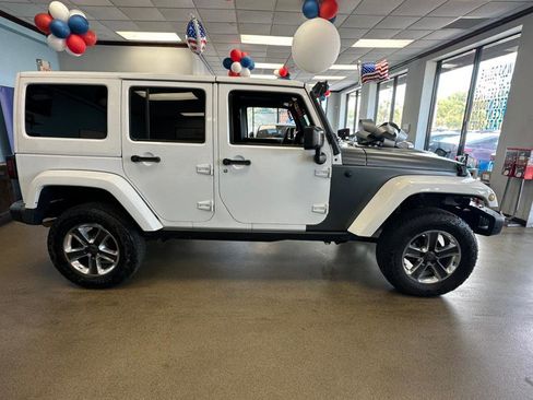 Used 2015 Jeep Wrangler Unlimited Rubicon image 14