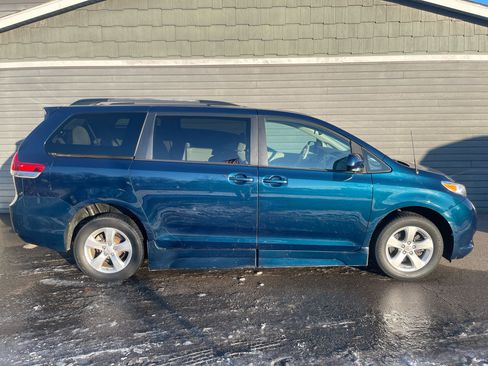 Used 2012 Toyota Sienna LE image 7
