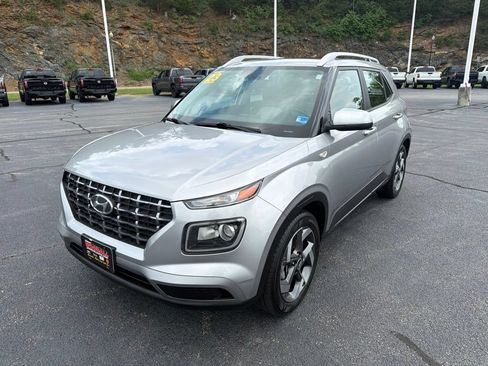 Used 2023 Hyundai Venue SEL FWD image 3