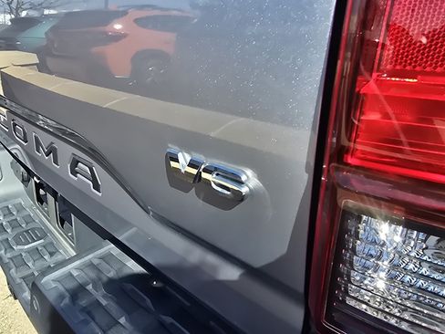 Used 2020 Toyota Tacoma SR5 AWD/4WD image 13