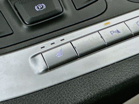Used 2025 Kia Carnival FWD image 26