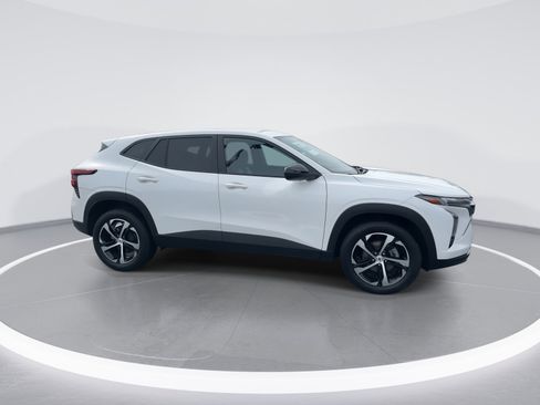 Used 2025 Chevrolet Trax RS w/ Driver Confidence Package image 10